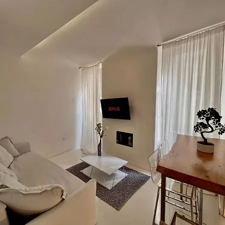 {luxury & Netflix} Piazza Vittoria